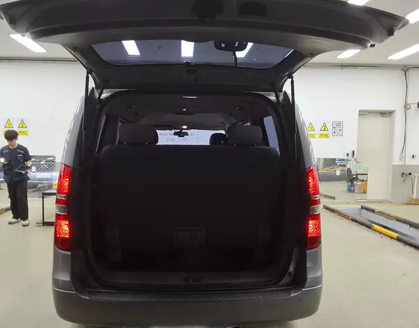 jeepetas y camionetas - HYUNDAI GRAND STAREX 2019 GRIS DIESEL 6