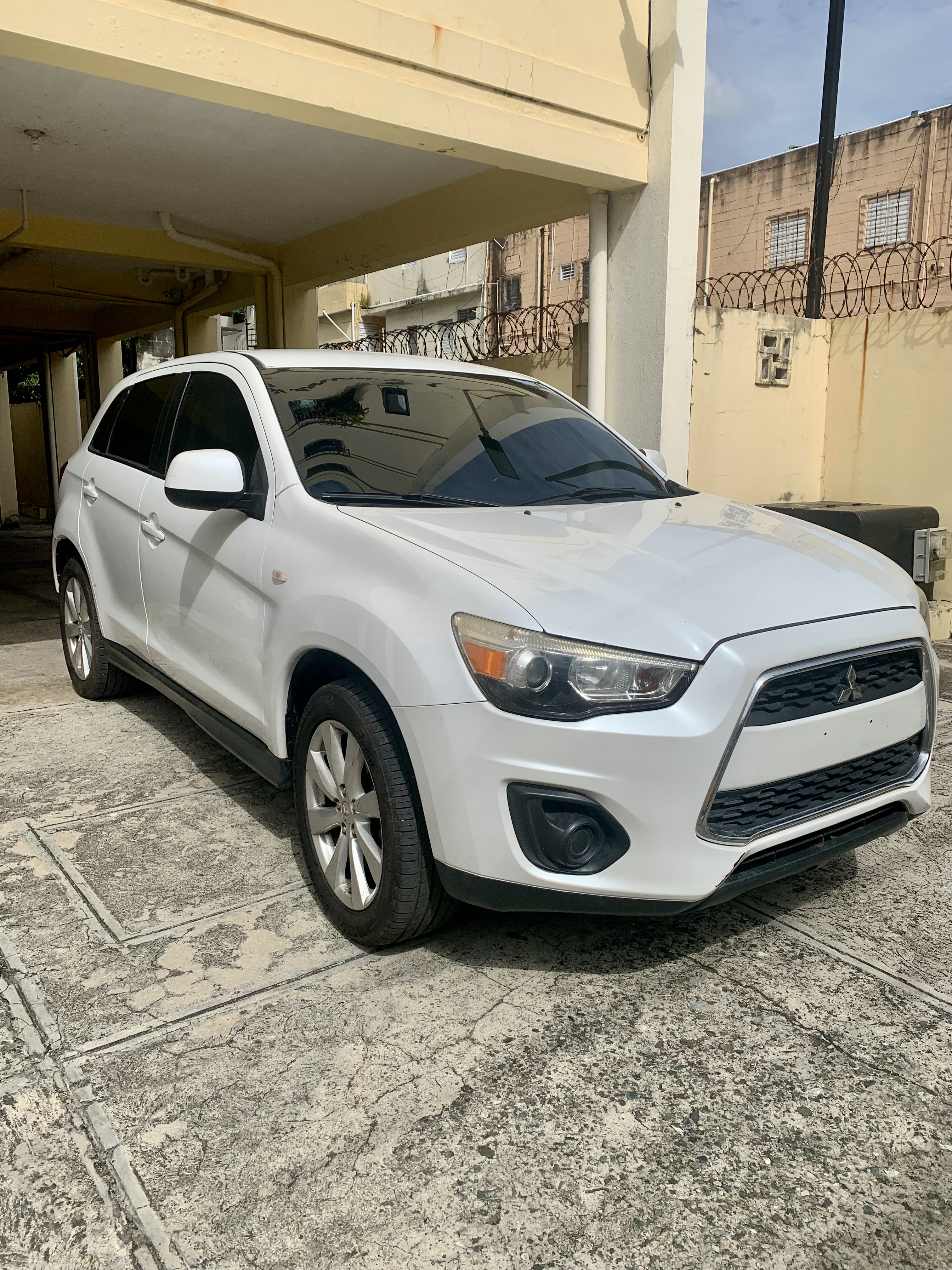 jeepetas y camionetas - Mitsubishi outlander sport 2014 SE