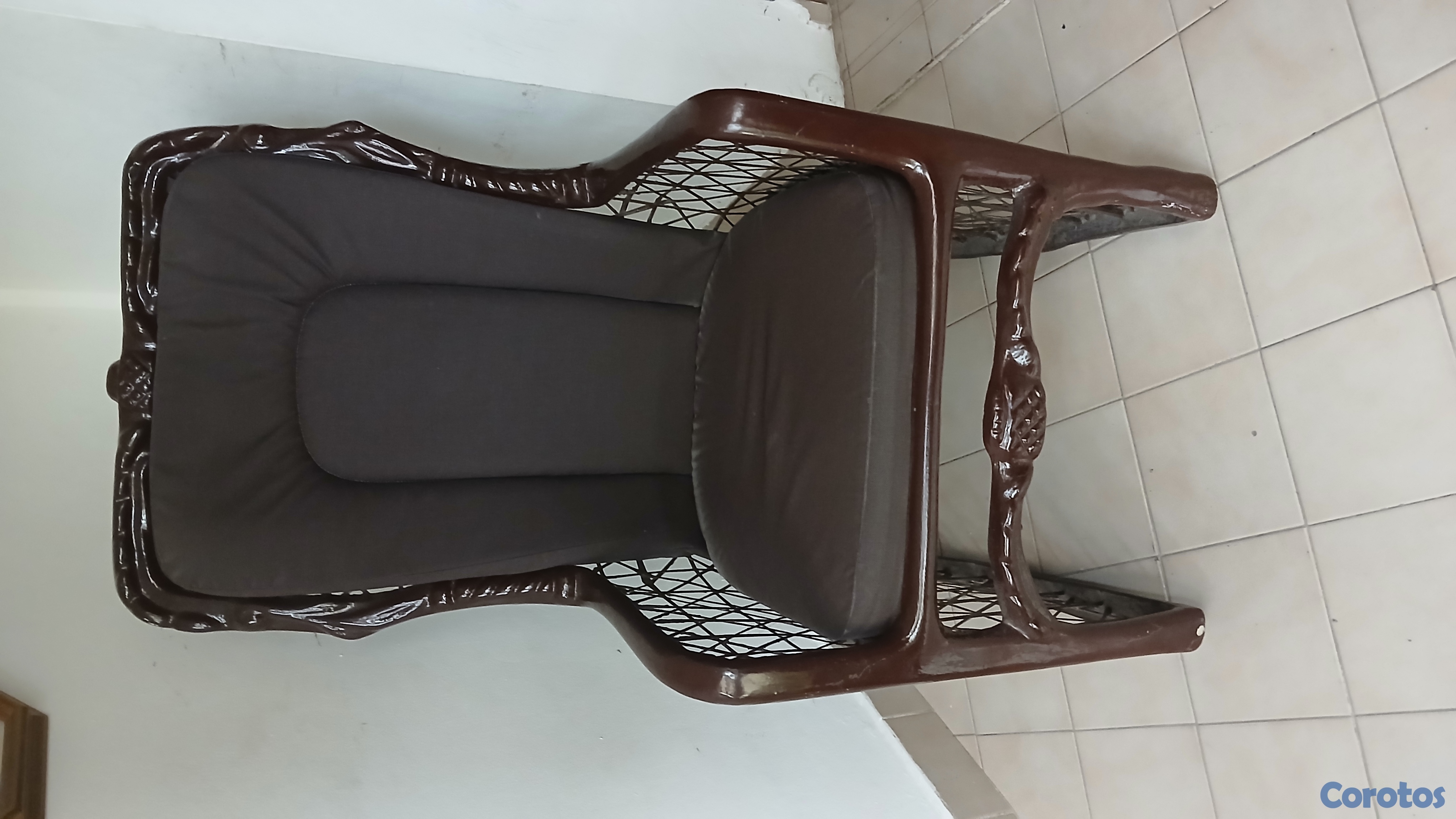 muebles y colchones - Dos Mecedoras con su mesita estan 10 de 10  5