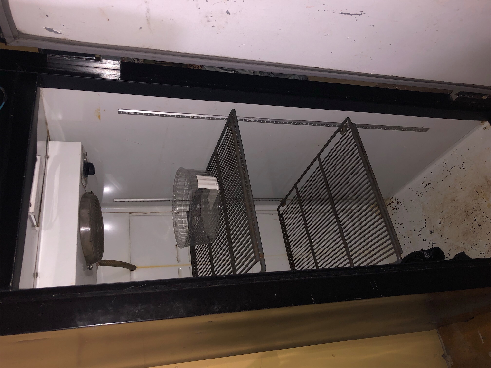 equipos profesionales - Freezer Farco parado de una puerta
