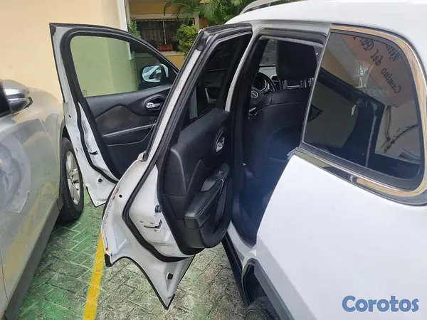 jeepetas y camionetas - Se Vende en excelentes condiciones 7