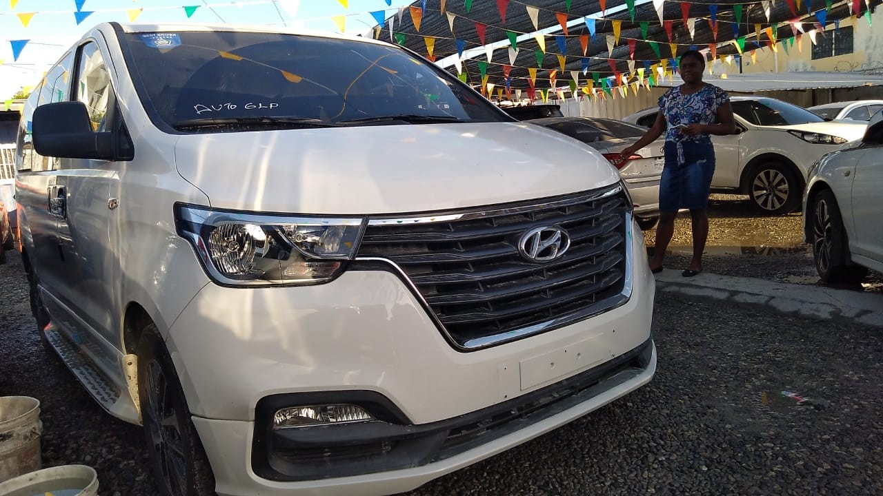 jeepetas y camionetas - HYUNDAI GRAND STAREX 2020 BLANCA
