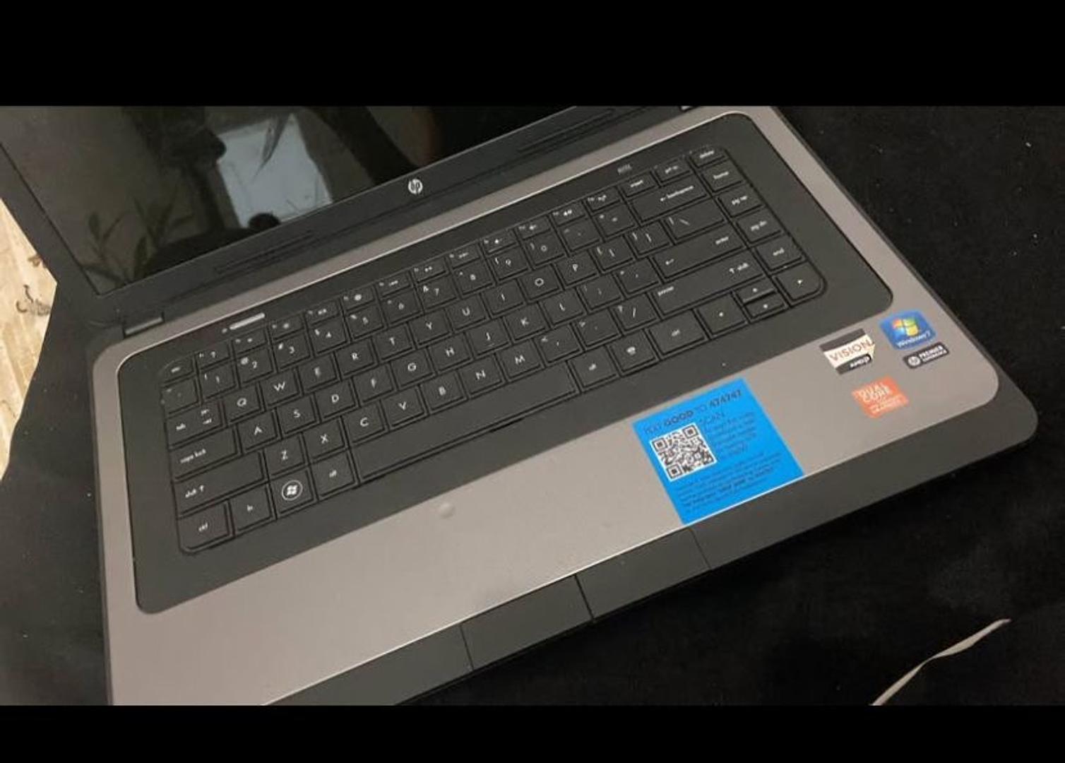 computadoras y laptops - LAPTOP HP 2000 como nueva 2
