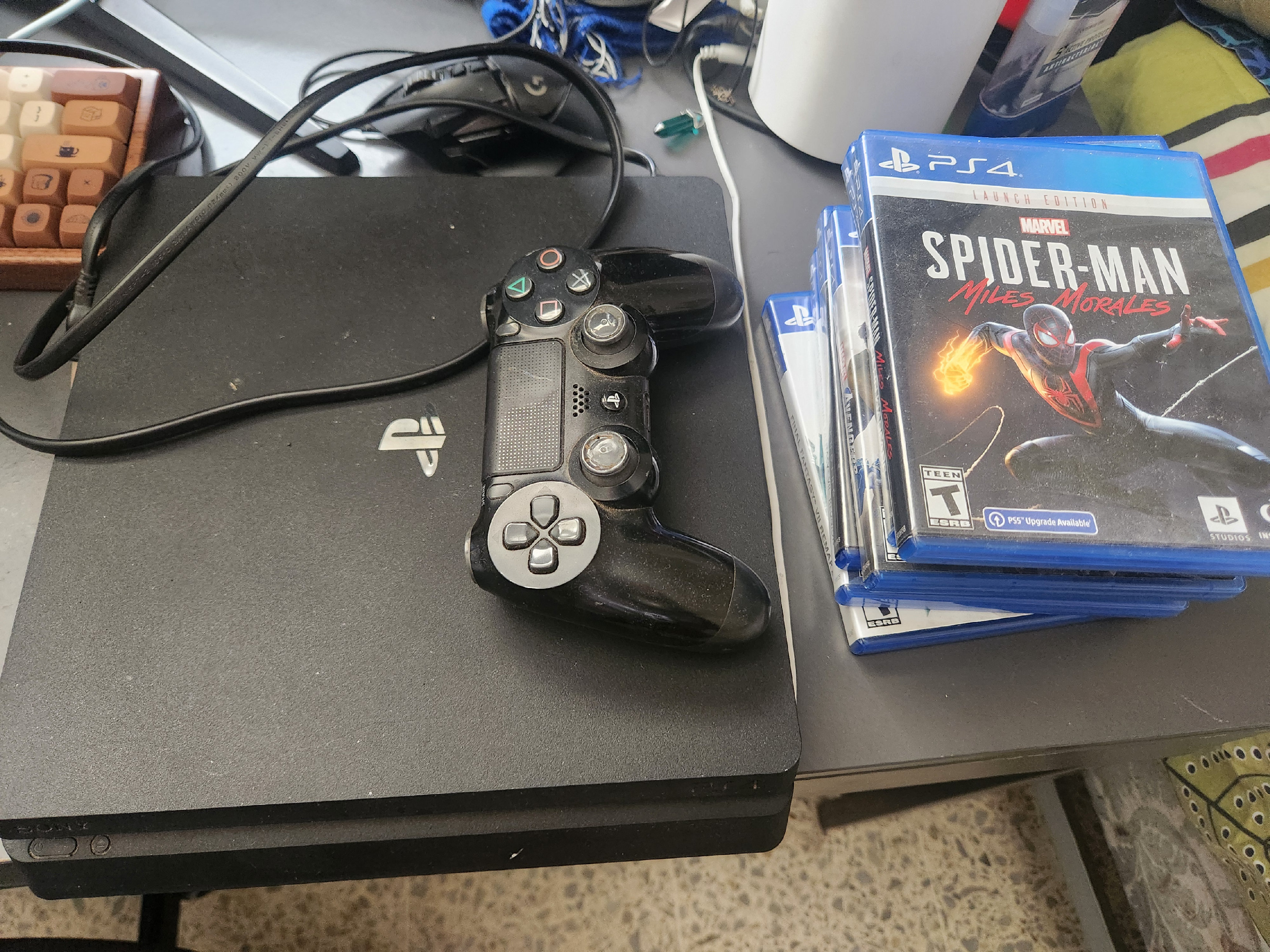 consolas y videojuegos - Ps4 slim con control y 7 juegos 0