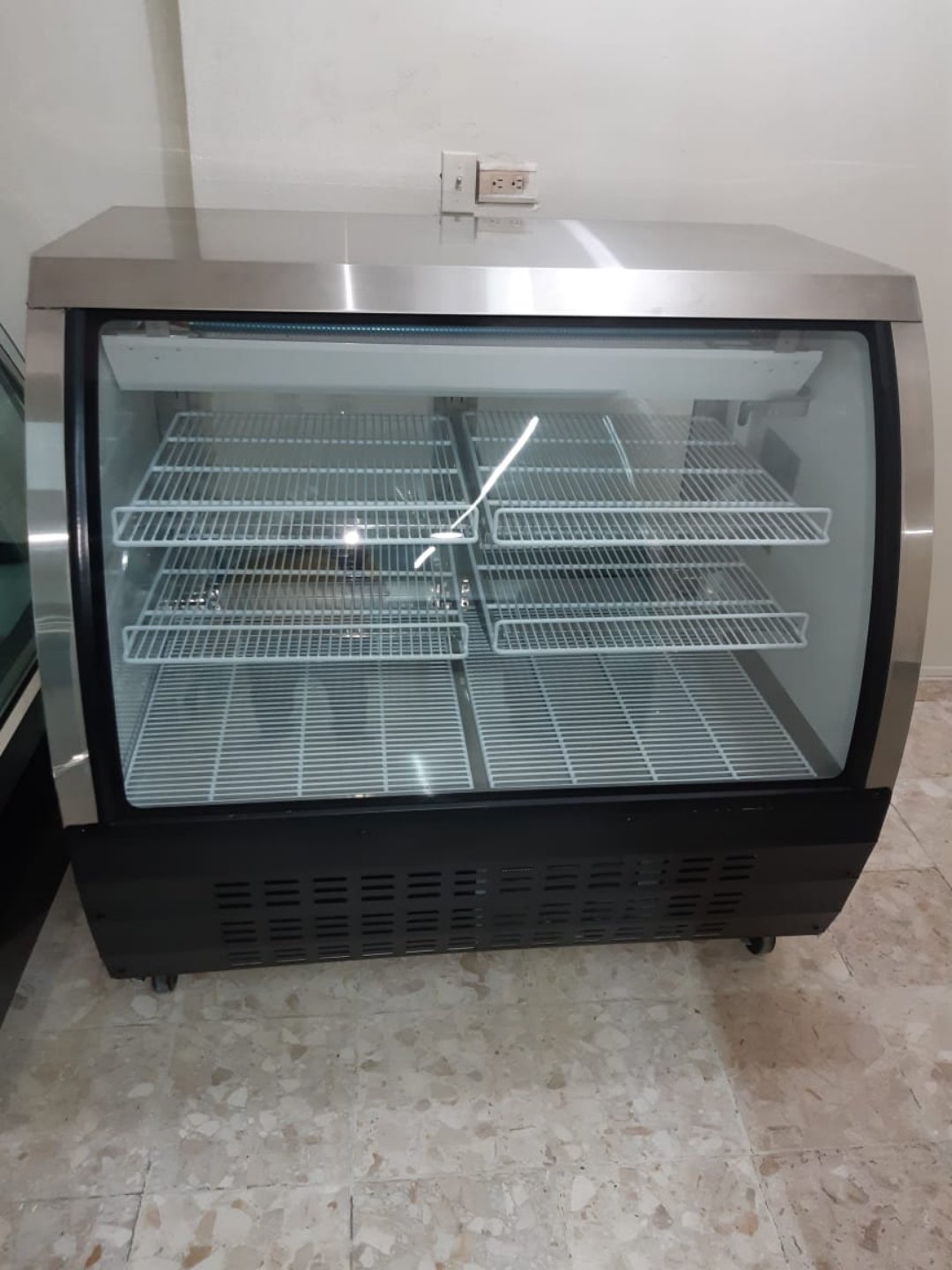 Freezer exhibidor de embutidos Deli-Case NUEVO cristal curvado  4