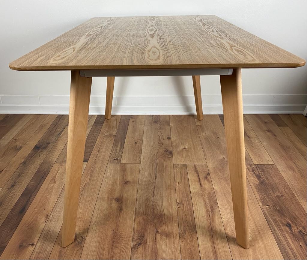 muebles y colchones - Mesa Comedor, mesa de madera, sillas, mesa, sillas blancas las sillas son aparte