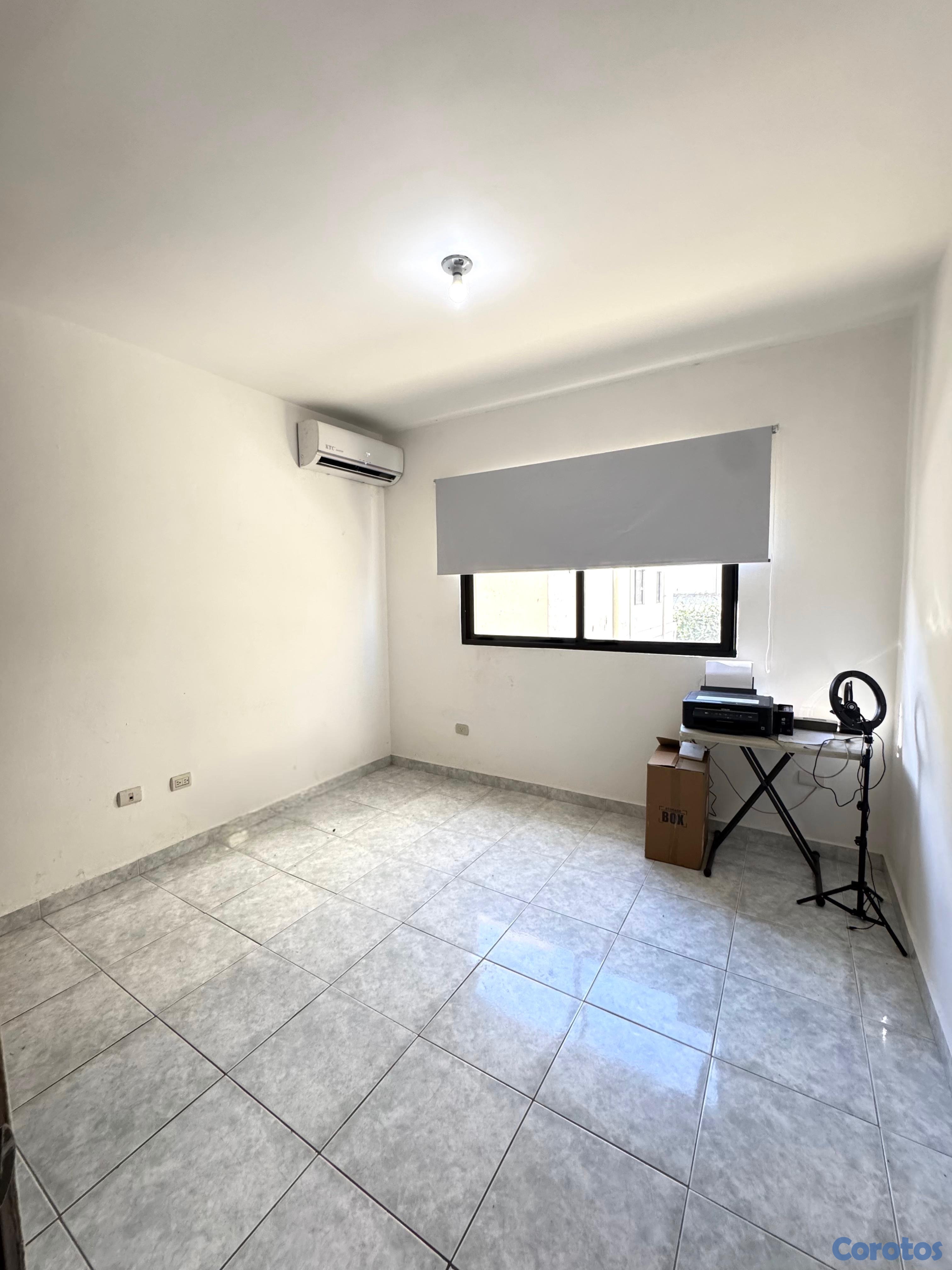 apartamentos - vendo Evaristo Morales dos hab dos baños balcón cocina amplia servicio  7