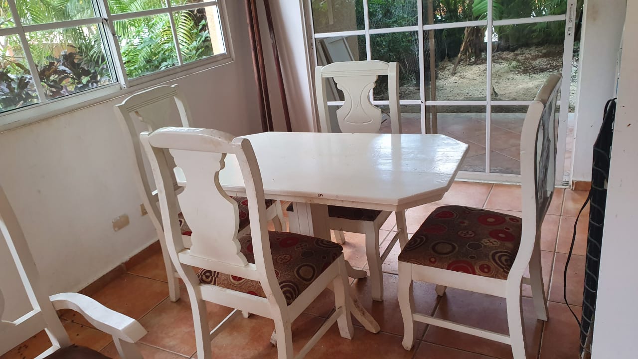 muebles y colchones - Mesa de comedor con 4 sillas y 2 sillones (Bávaro)