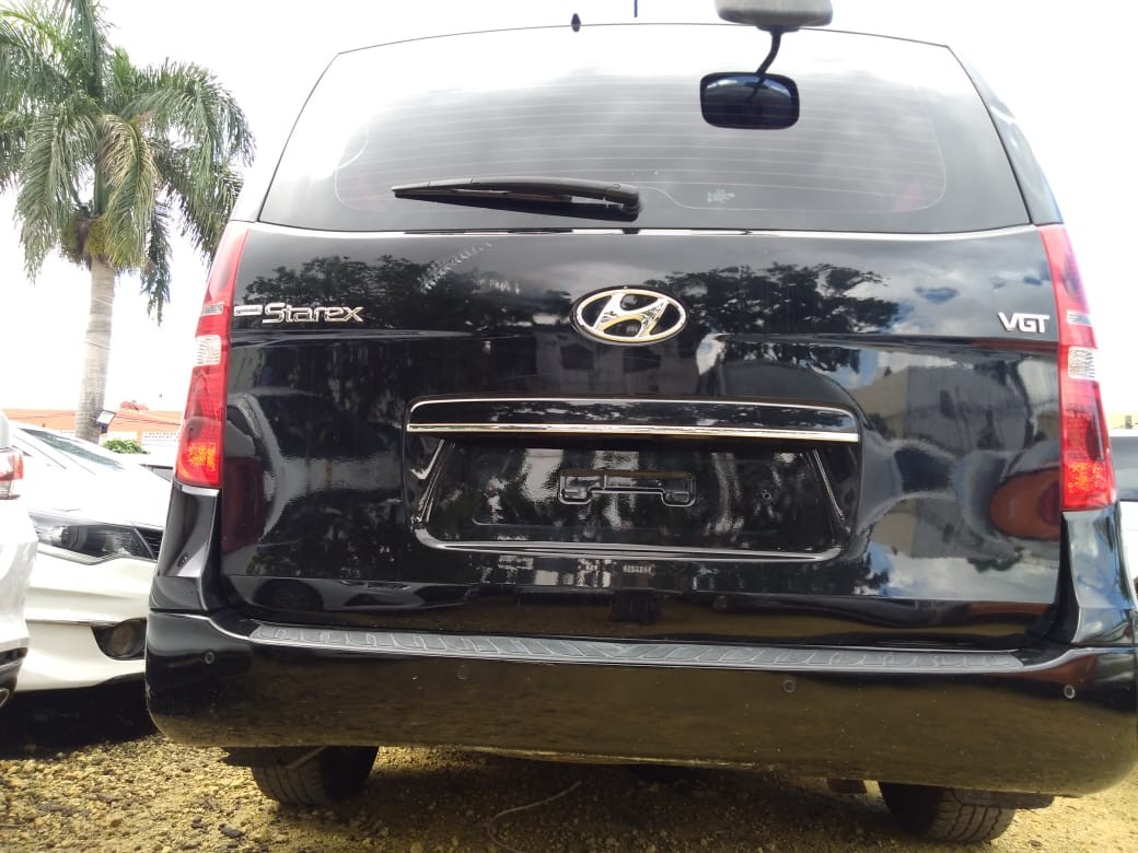 jeepetas y camionetas - HYUNDAI GRAND STAREX 2017 NEGRA DESDE: RD$ 1,200,100.00  
