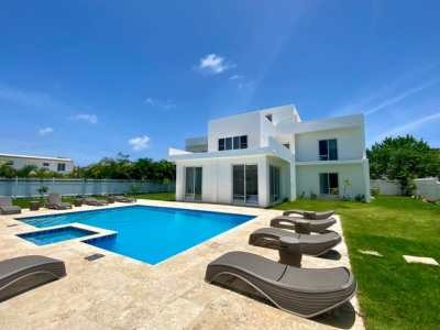 casas vacacionales y villas - Villa con Exquisito Diseño Moderno en Complejo Cerrado 0