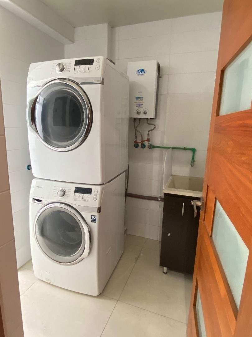 apartamentos - Alquiler de Apartamento en Naco con Terraza 2do piso 3 hab 3.5 baños Con Linea B 7