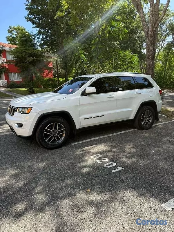 jeepetas y camionetas - JEEP GRAND CHEROKEE LAREDO 2020 3