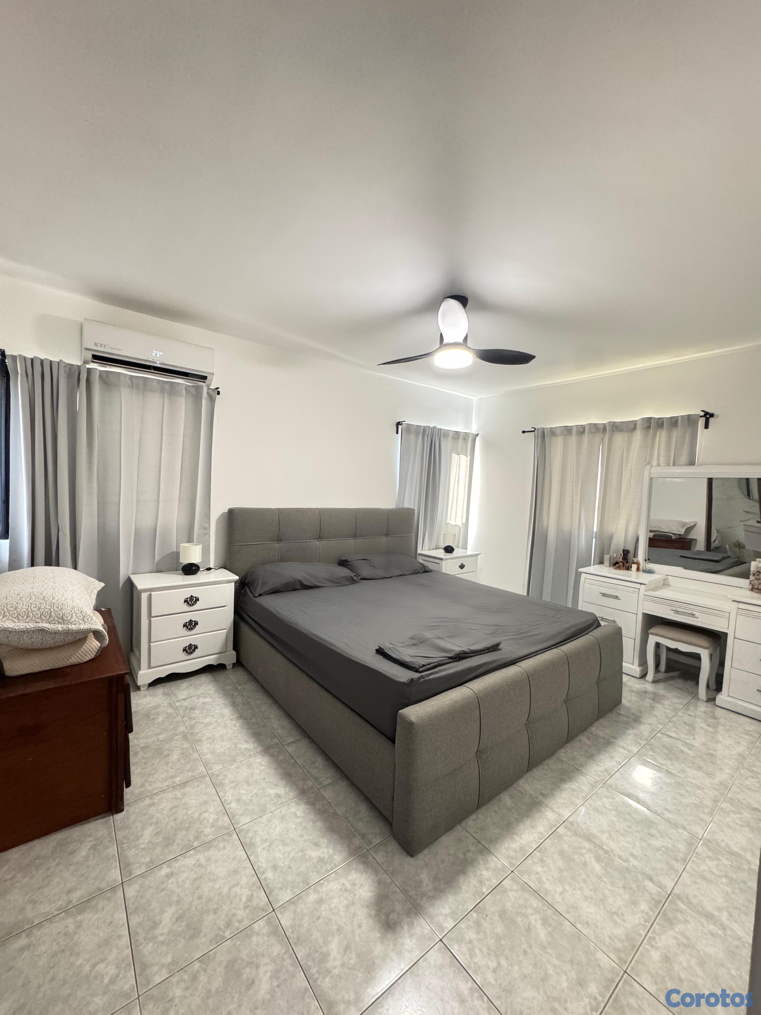 apartamentos - vendo Evaristo Morales dos hab dos baños balcón cocina amplia servicio  5