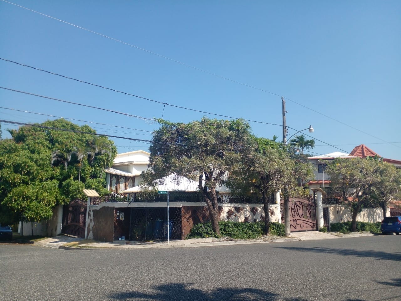 casas - Espaciosa Casa con Piscina en Arroyo Hondo, Santo Domingo 2
