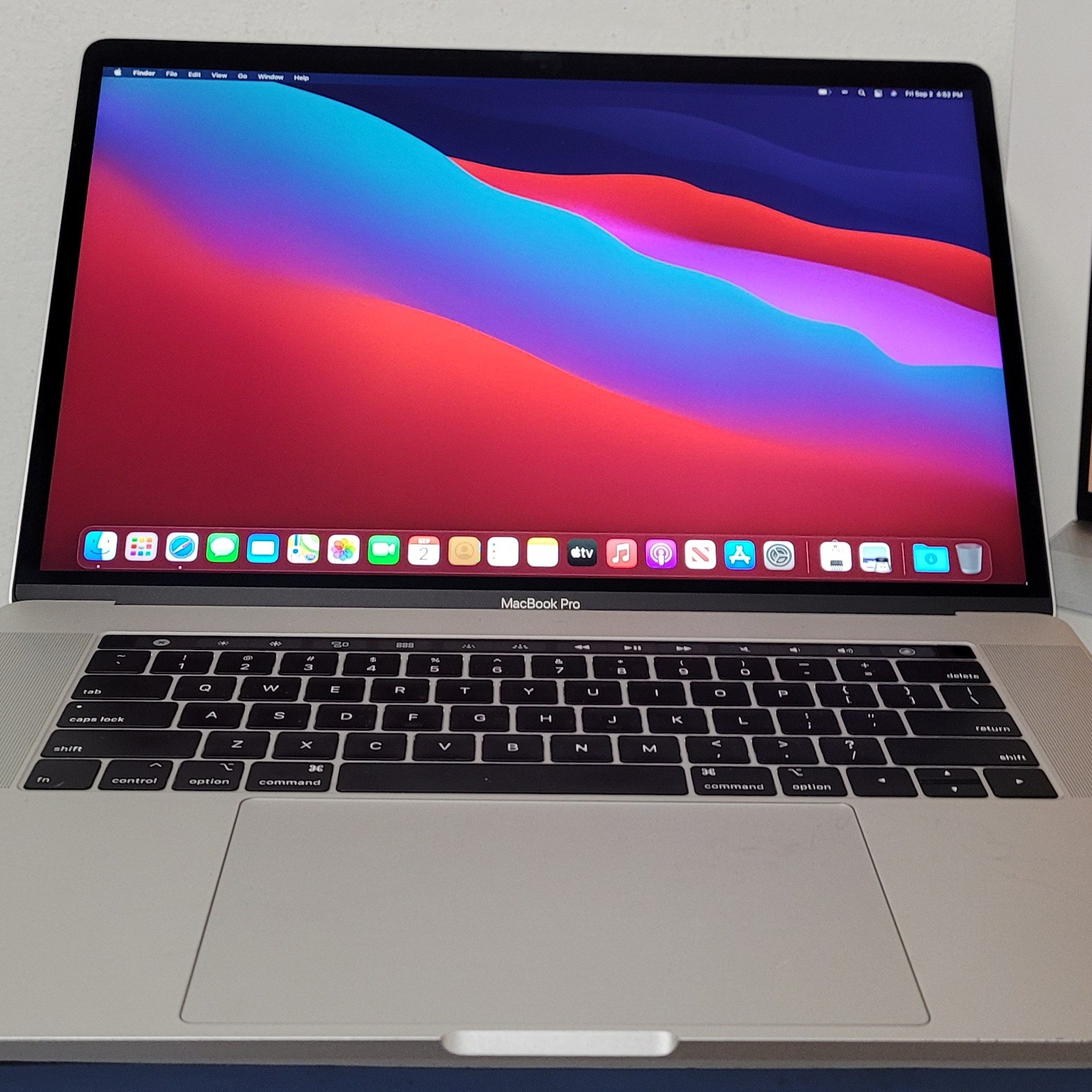 computadoras y laptops - Macbook pro Retina 15 Pulg Core i7 Ram 16gb Radeon pro 4gb año 2019