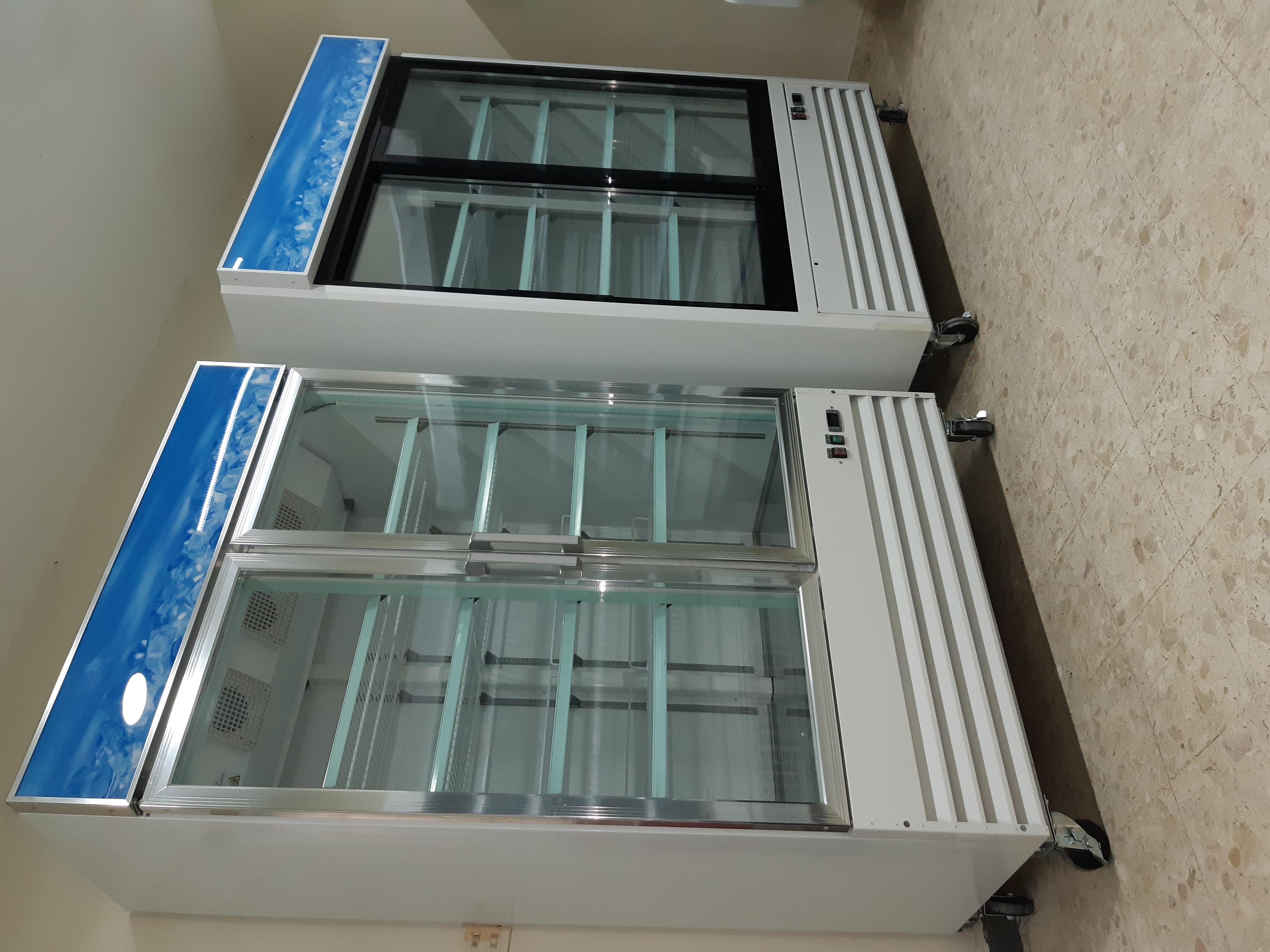 equipos profesionales - Freezer exhibidor de dos puertas  1