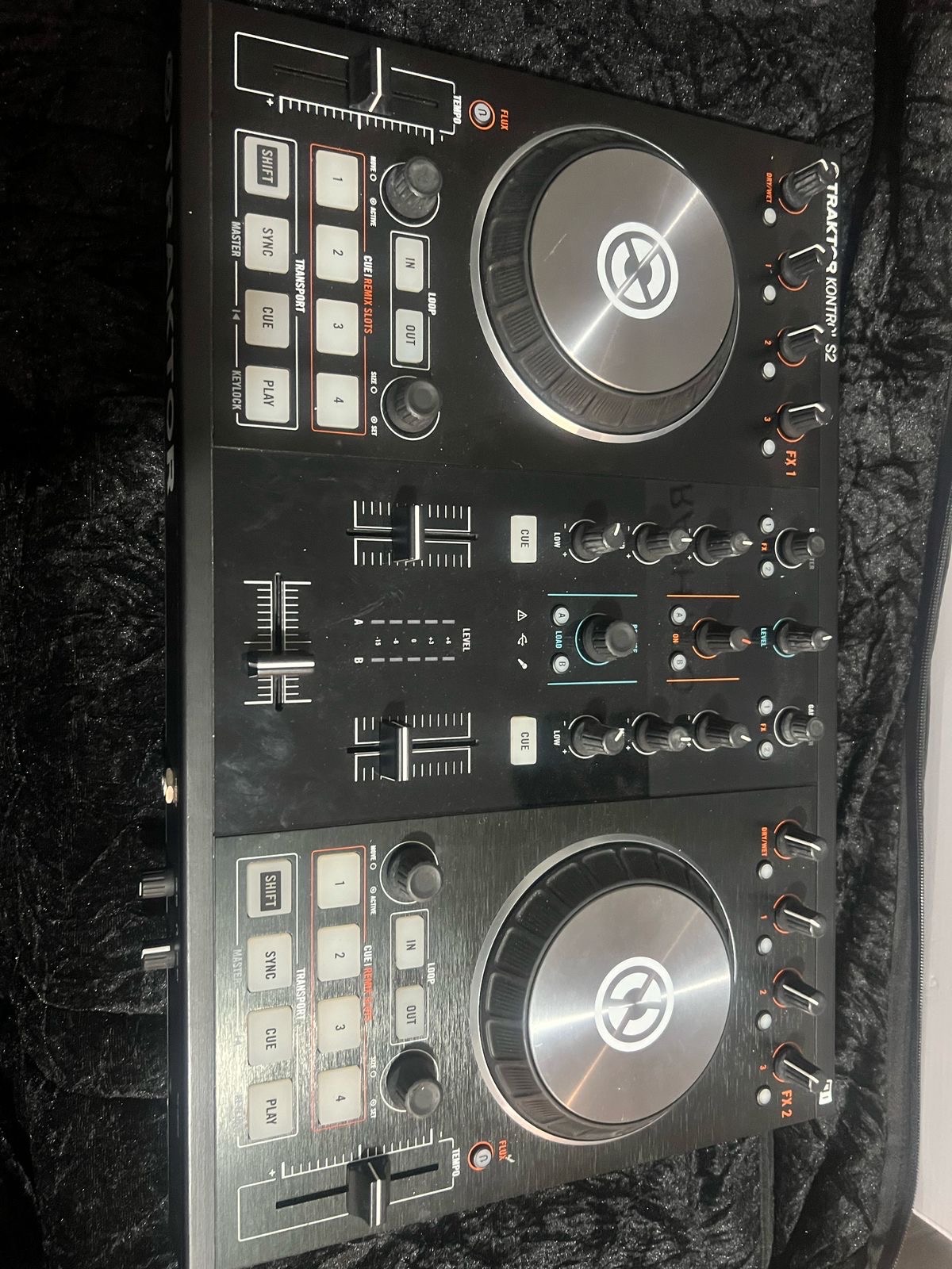 otros electronicos - Traktor Kontrol S2: 2-channel DJ controller con su bulto 