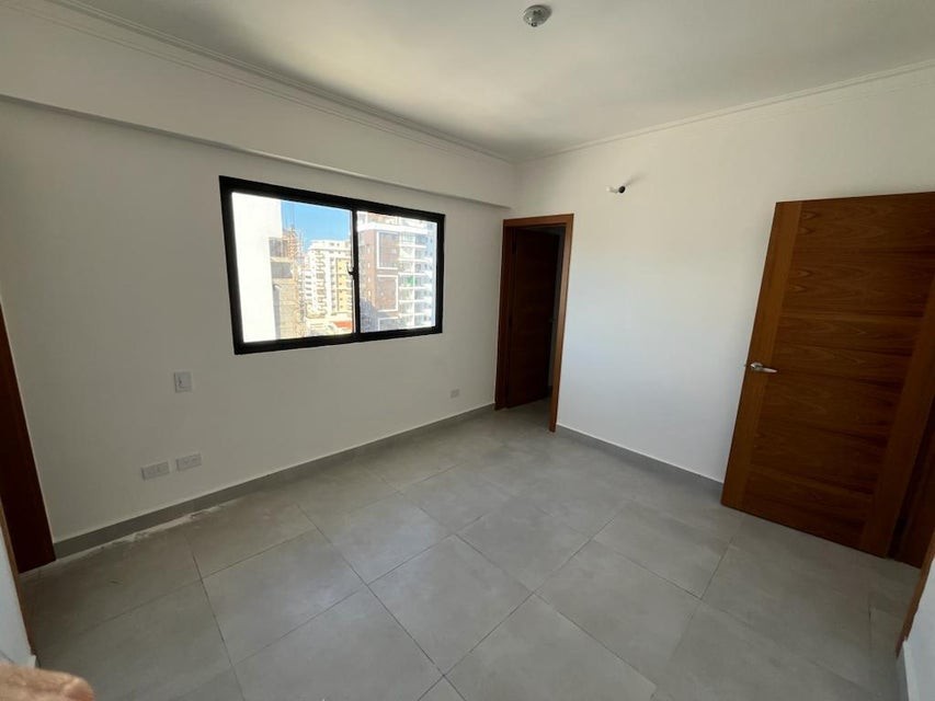 apartamentos - Apartamento en alquiler #24-564 Evaristo Morales, 2 hab. ascensor, balcón. 3