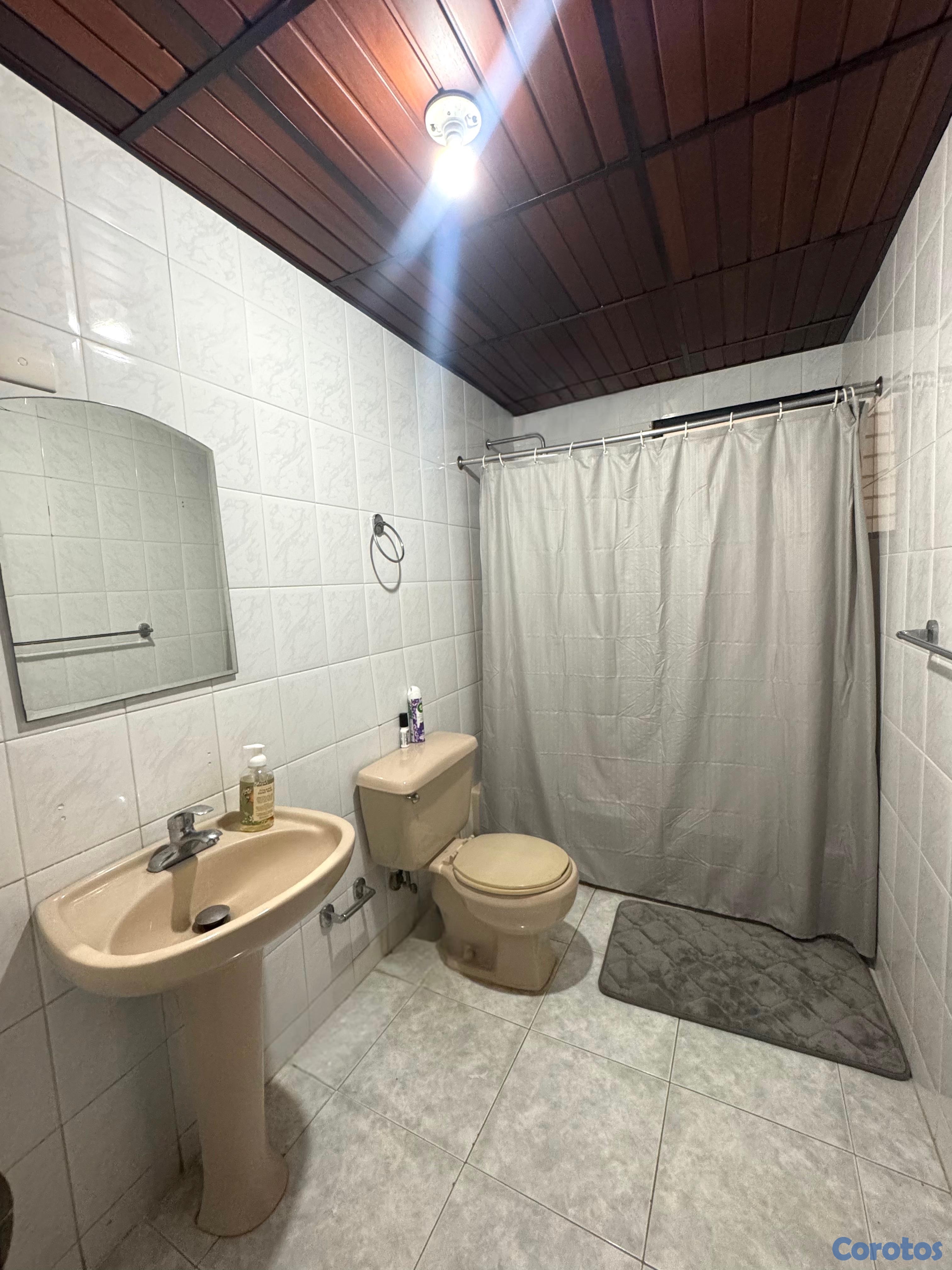 apartamentos - vendo Evaristo Morales dos hab dos baños balcón cocina amplia servicio  6