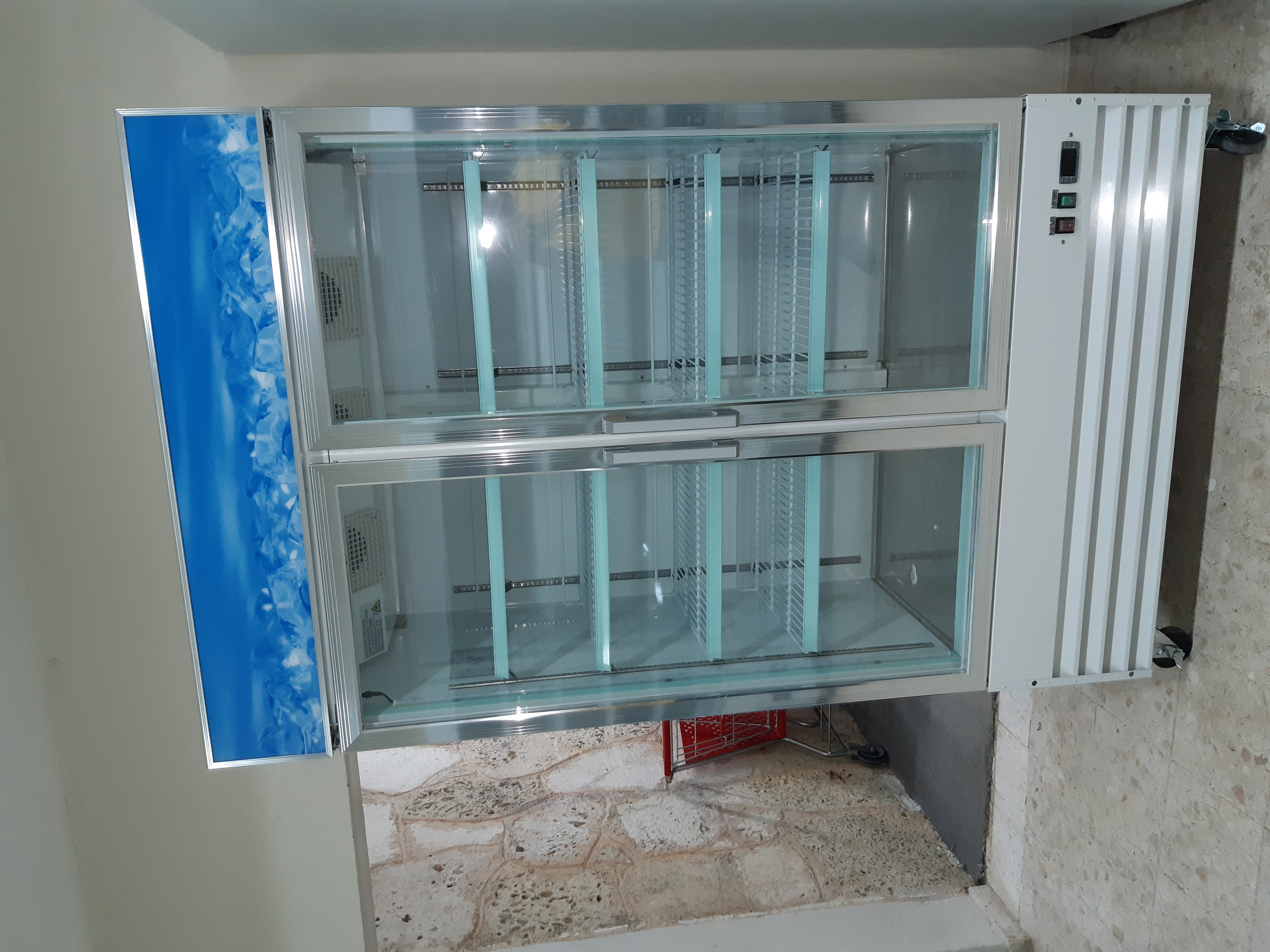 equipos profesionales - Freezer exhibidor de dos puertas  2