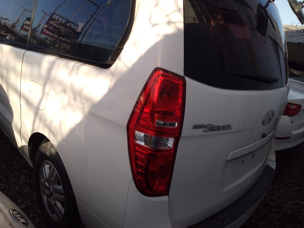 jeepetas y camionetas - HYUNDAI GRAND STAREX 2018 BLANCO 7