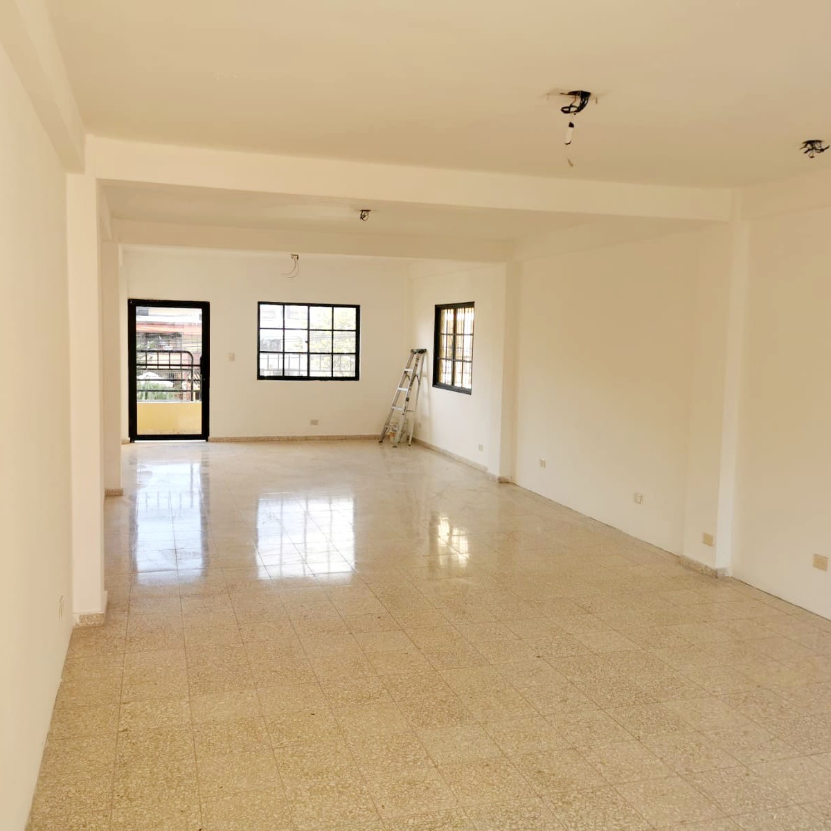 oficinas y locales comerciales - Local 2do nivel 60mts Arroyo Hondo 