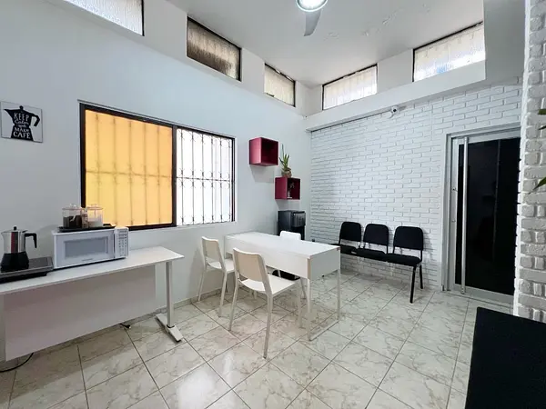 oficinas y locales comerciales - Propiedad comercial en los Prados 5