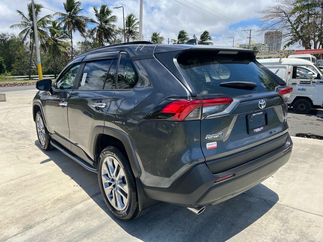 jeepetas y camionetas - TOYOTA RAV4 XLE PREMIUM 2024 RECIÉN IMPORTADA! CASI CLEAN! 0 DETALLES! NUEVAAAAA 4