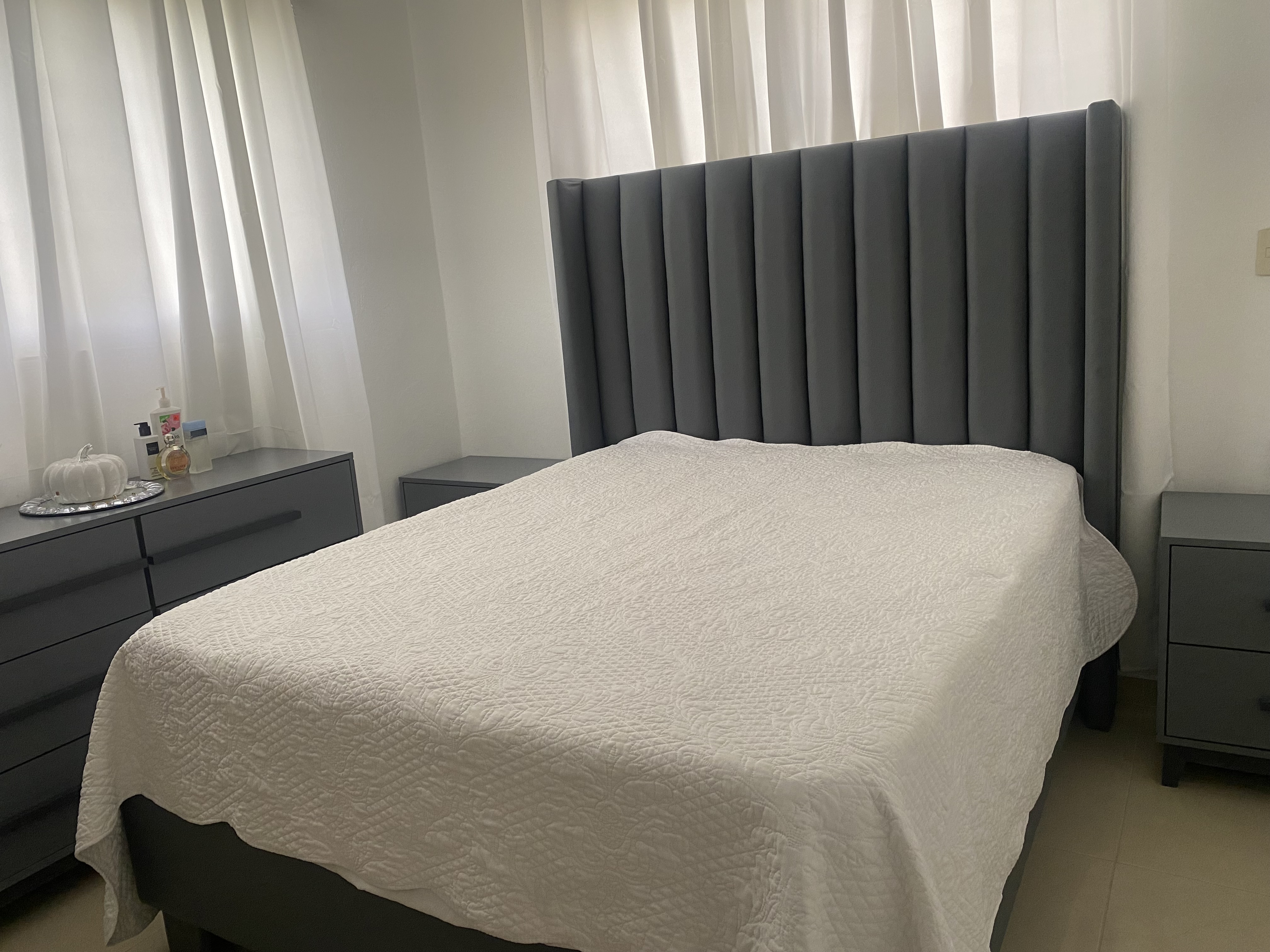 muebles y colchones - CAMA 2 plazas y 1/2 con colchon. BASE REFORZADA 1