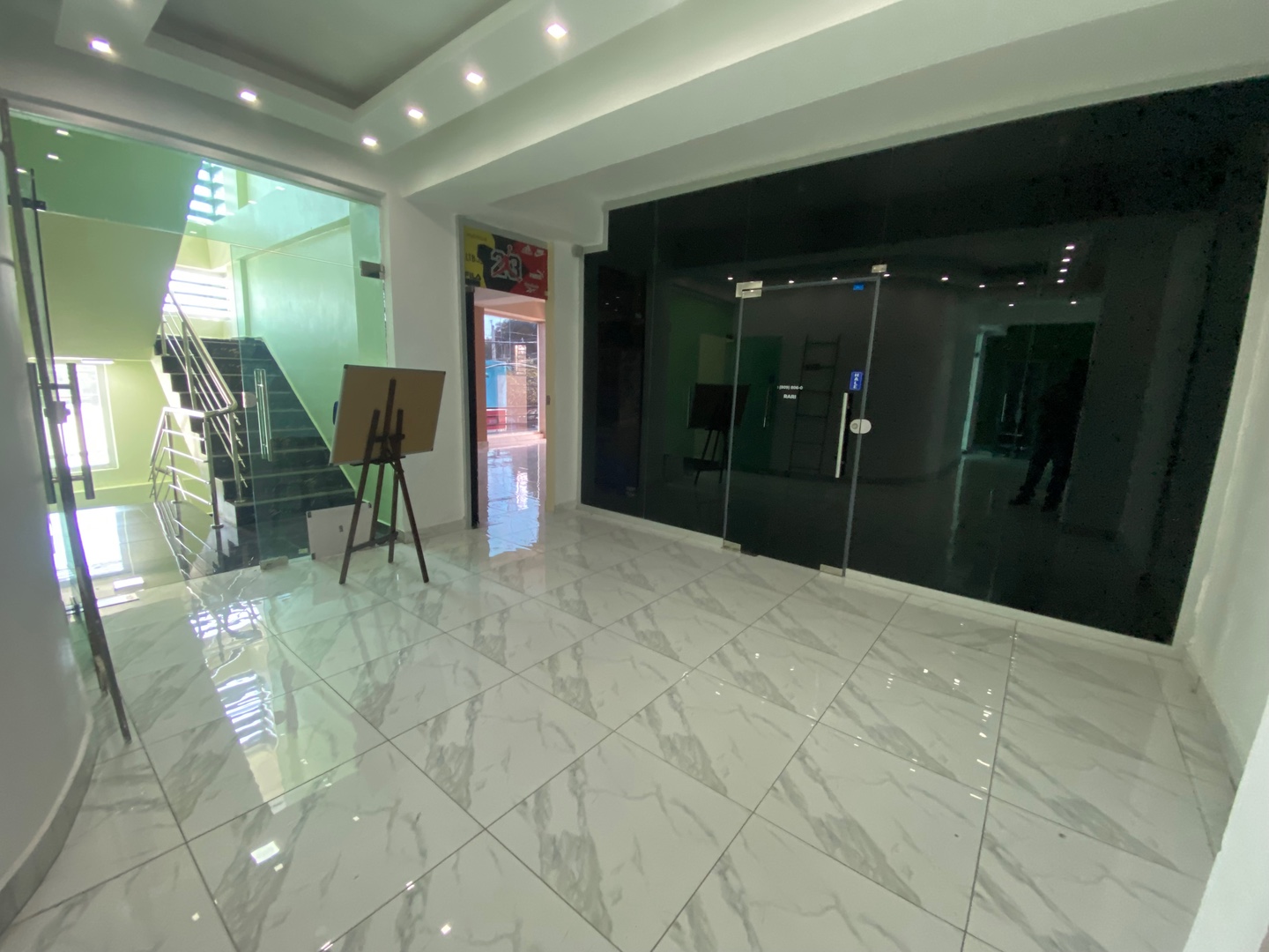 oficinas y locales comerciales - LOCAL COMERCIAL EN RENTA SEGUNDO NIVEL PLAZA BOLÍVAR  5