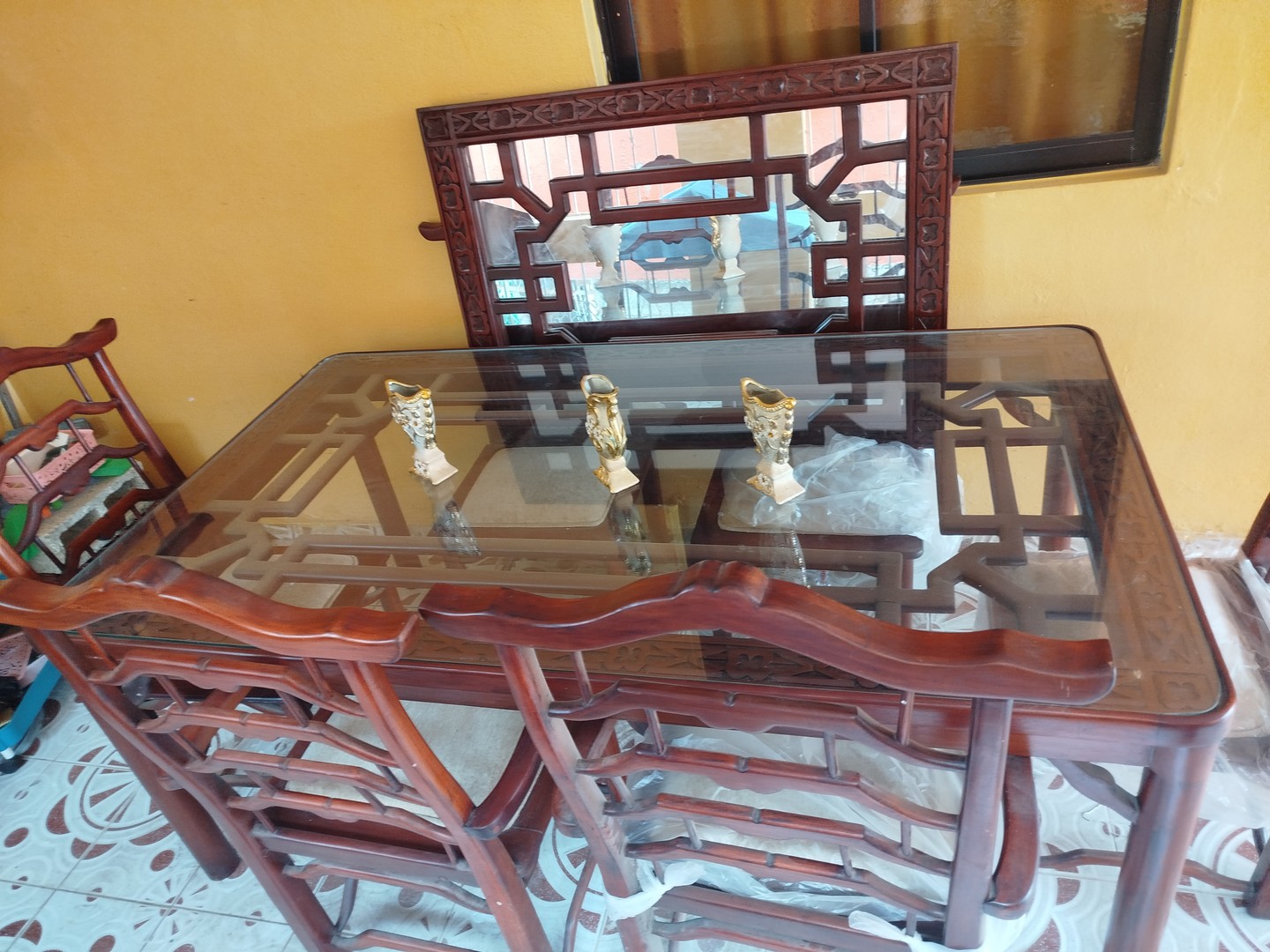 muebles y colchones - Juego de comedor antiguo de 6 sillas con tope de cristal. 2