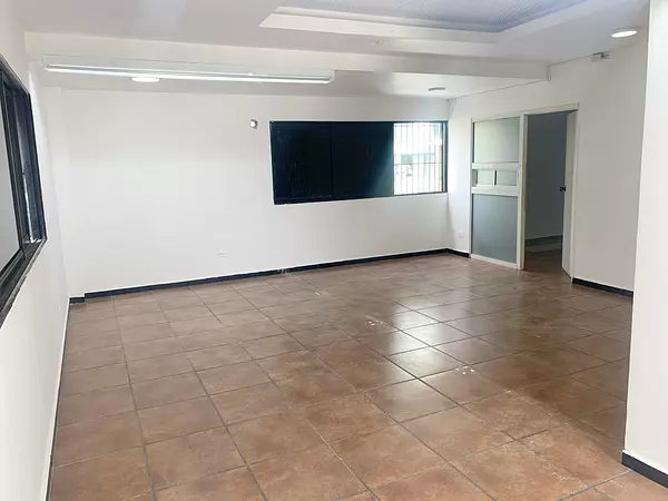 oficinas y locales comerciales - Local céntrico en Evaristo morales  6