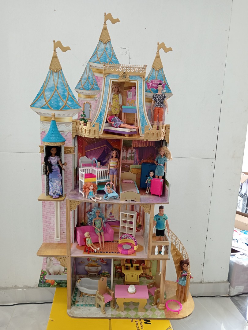 juguetes - Castillo de princesas con sus accesorios, y muñecas barbie se vende por separado 1