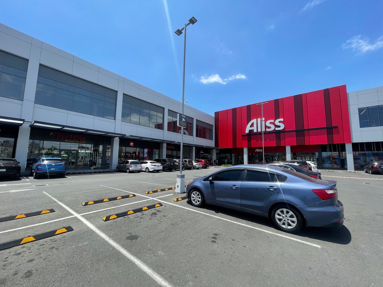 oficinas y locales comerciales - Locales Comerciales en metro Plaza San Isidro dese 138 metros  5