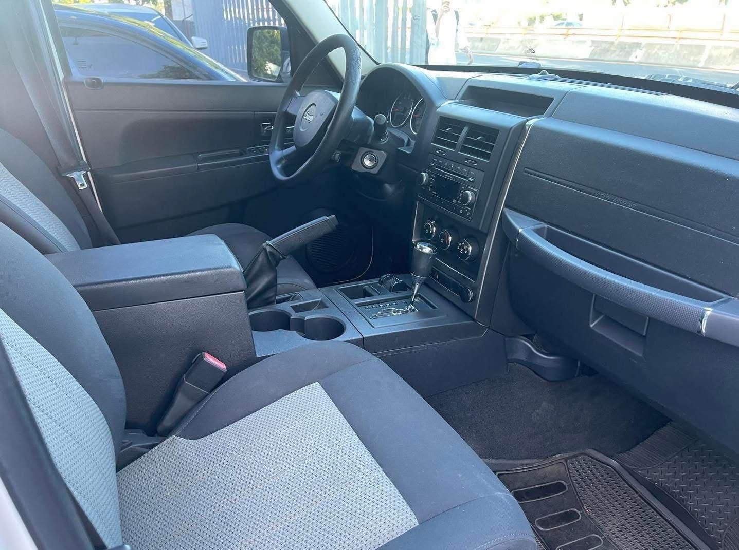 jeepetas y camionetas - JEEP LIBERTY 2010 7