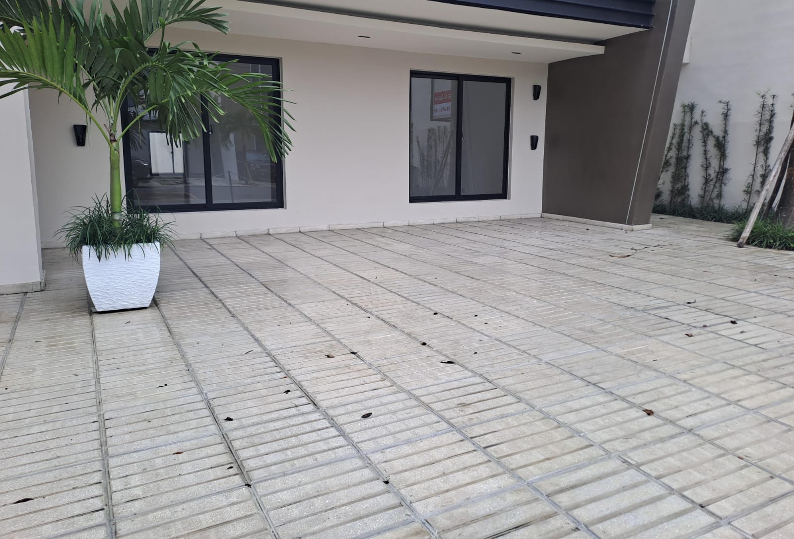 oficinas y locales comerciales - Alquilo local 1er piso 330 mts  en Naco