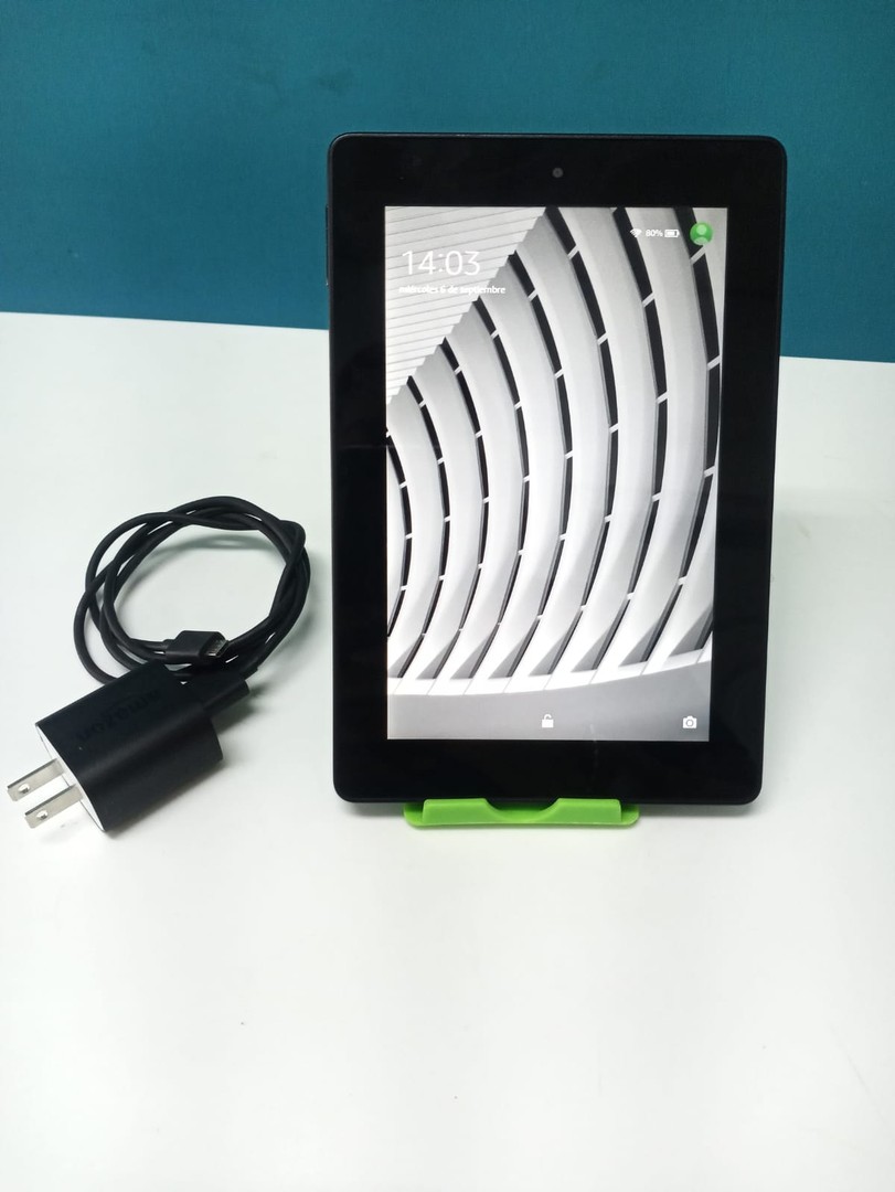 computadoras y laptops - Tablet AMAZON  Fire HD 7  4ta GENERACIÓN 8 GB ALMACENAMIENTO 7 Pulgada +Cargador