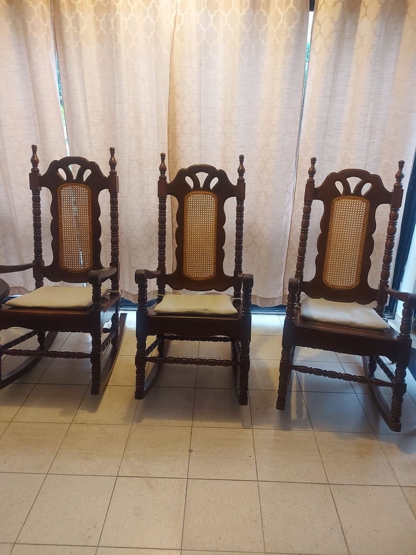 muebles y colchones - Vendo mecedoras a 10,000 pesos caoba centenaria centenaria tranquila 5
