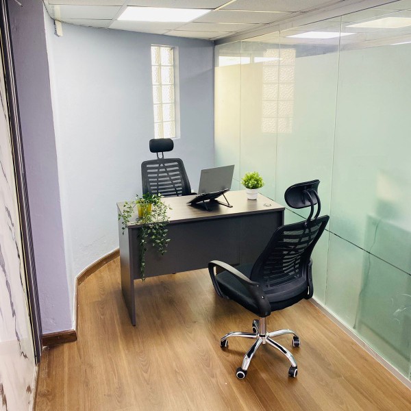 oficinas y locales comerciales - Local cubiculo amueblado Plaza Gazcue