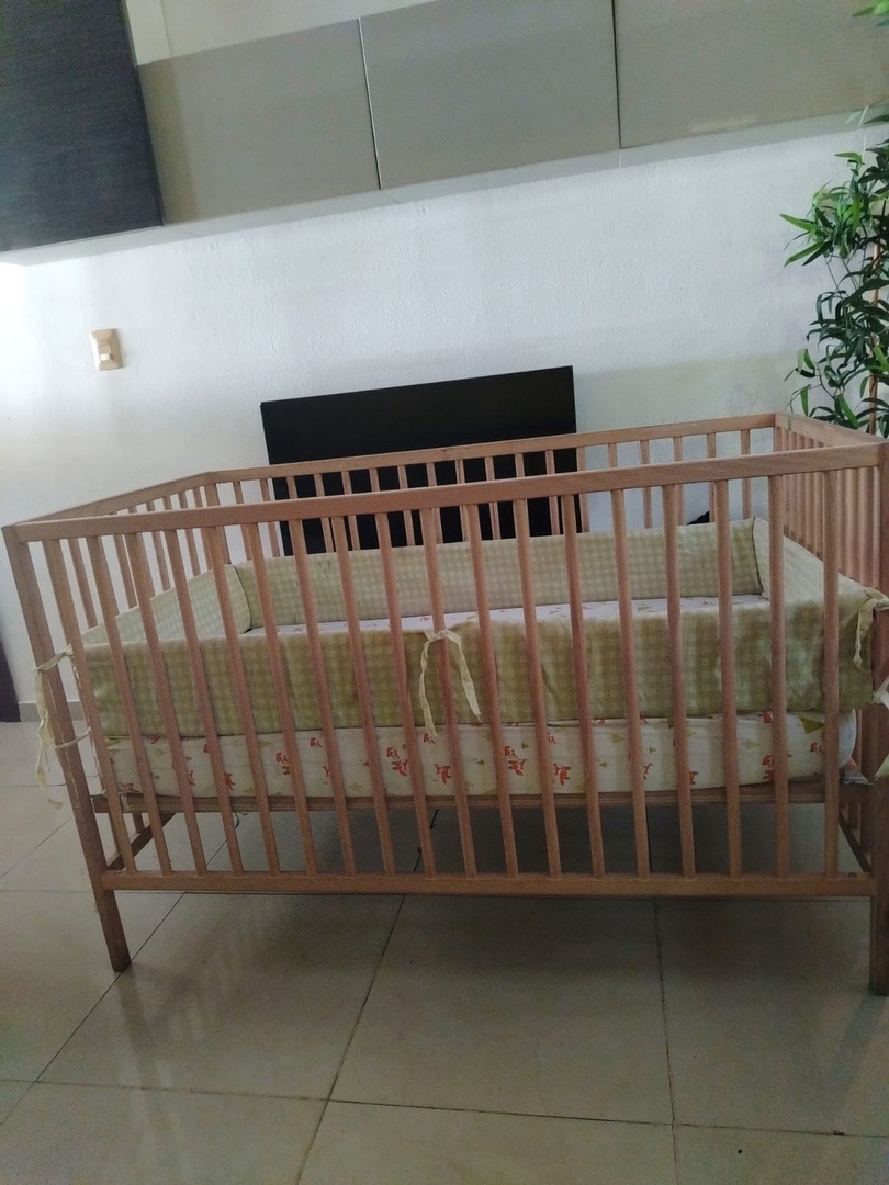 muebles - CUNA DE IKEA CON COLCHON EN EXCELENTES CONDICIONES 
