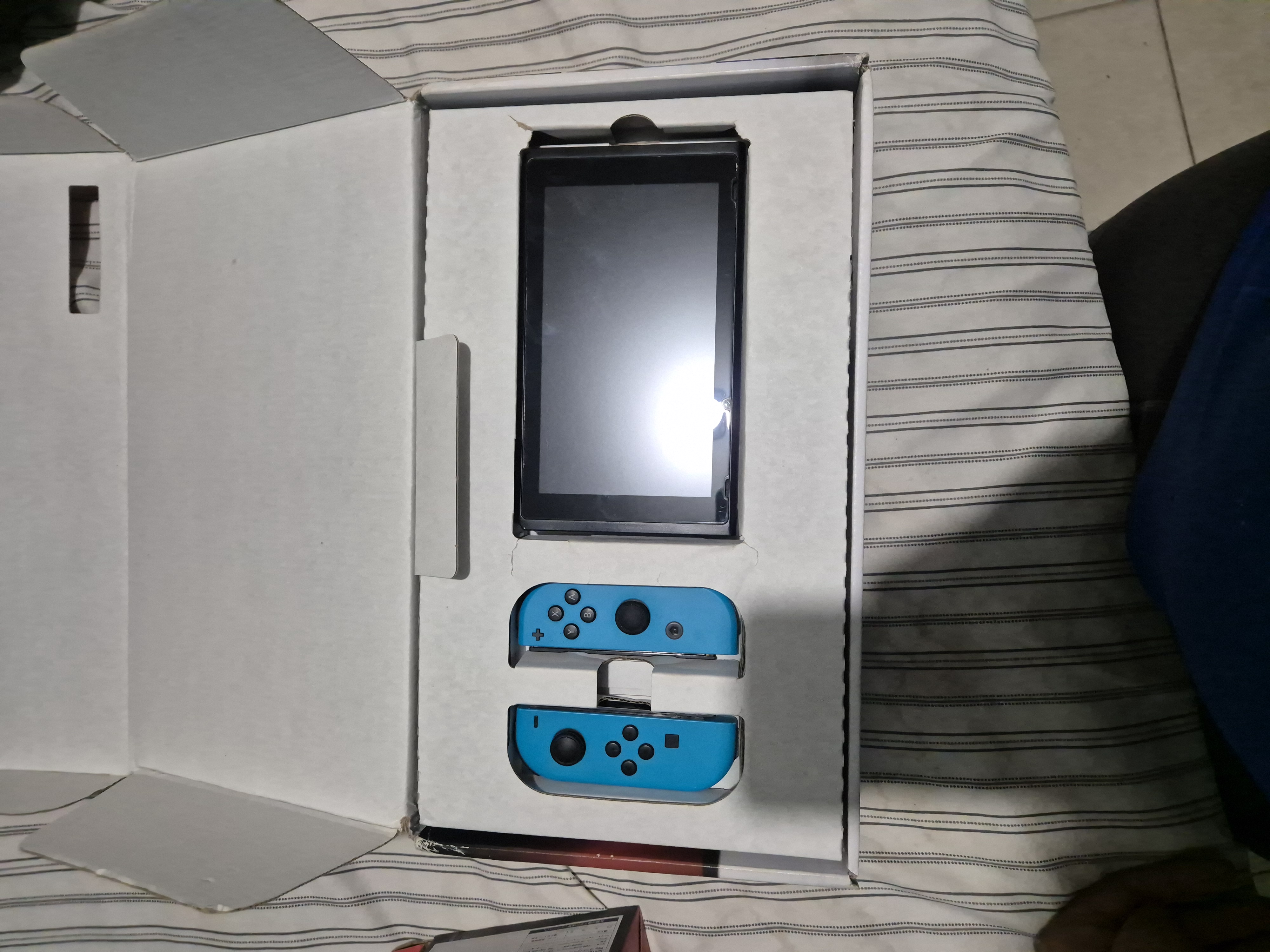 consolas y videojuegos - Nintendo Switch en su caja 3