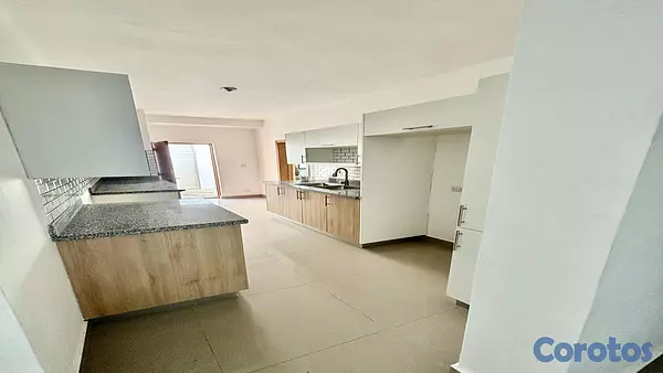 apartamentos - Venta de apartamento de 3 Hbs + Patio (1) piso. Av. Independencia 7
