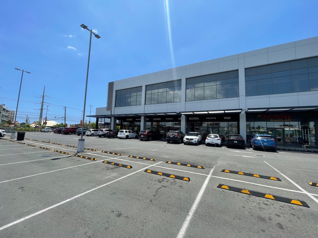 oficinas y locales comerciales - Locales Comerciales en metro Plaza San Isidro dese 138 metros  3