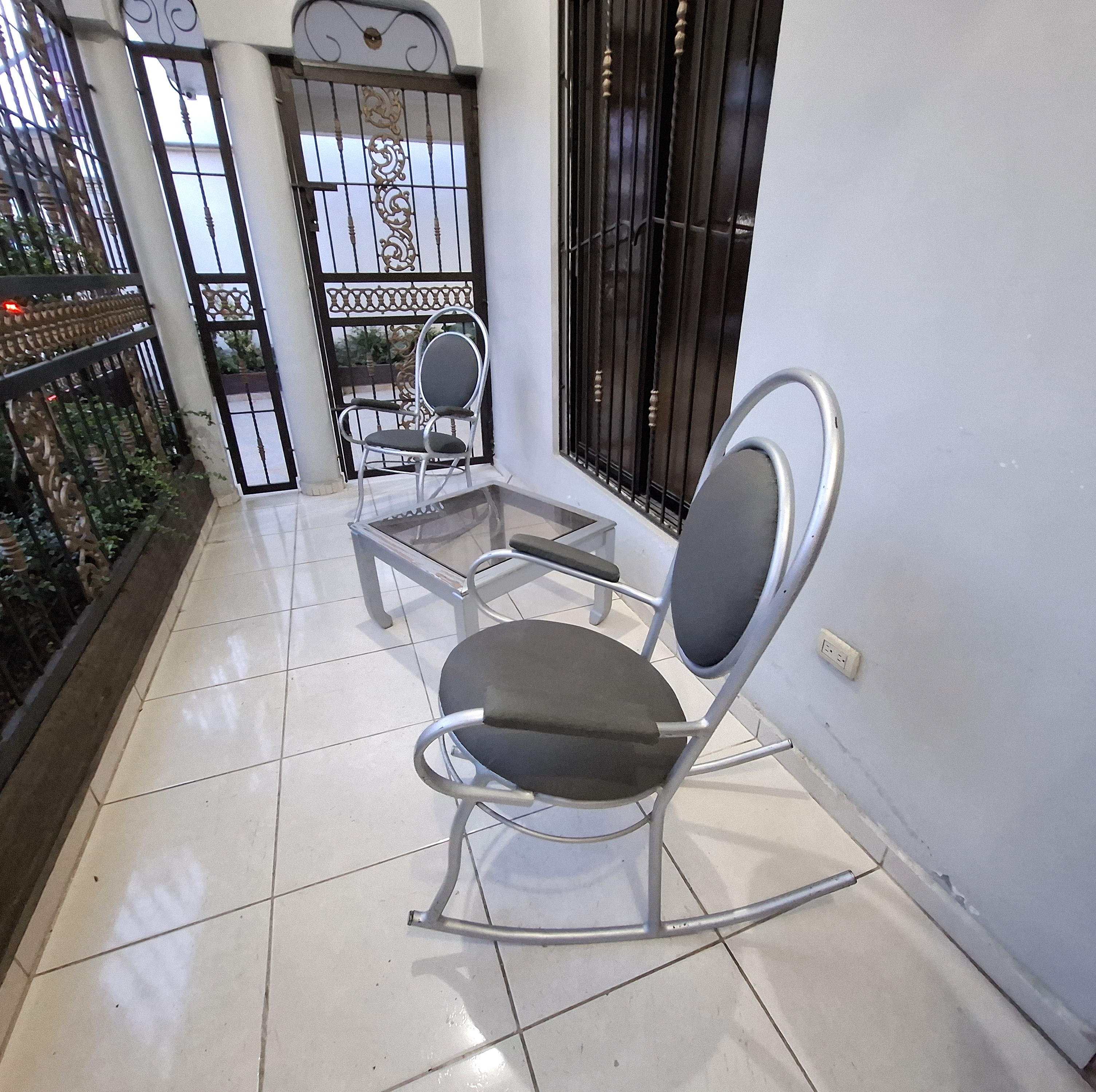 muebles y colchones - Mecedoras en hierro y mesita de madera en cristal 1