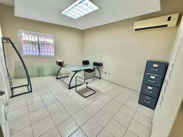 oficinas y locales comerciales - Vendo local comercial en La Zona Universitaria  4