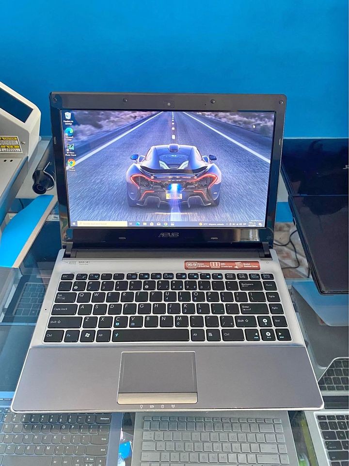 computadoras y laptops - Laptop Asus U30JC Intel Core i3 M350 4GB 500GB HDD 14” 