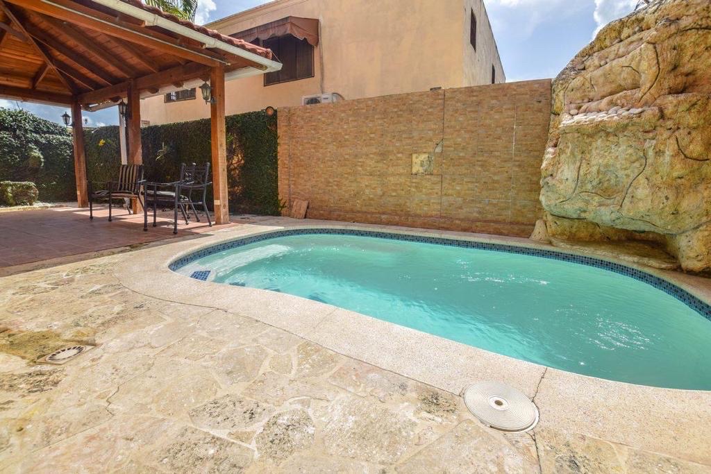casas - venta de casa con piscina en Arroyo Hondo Santo Domingo República Dominicana 