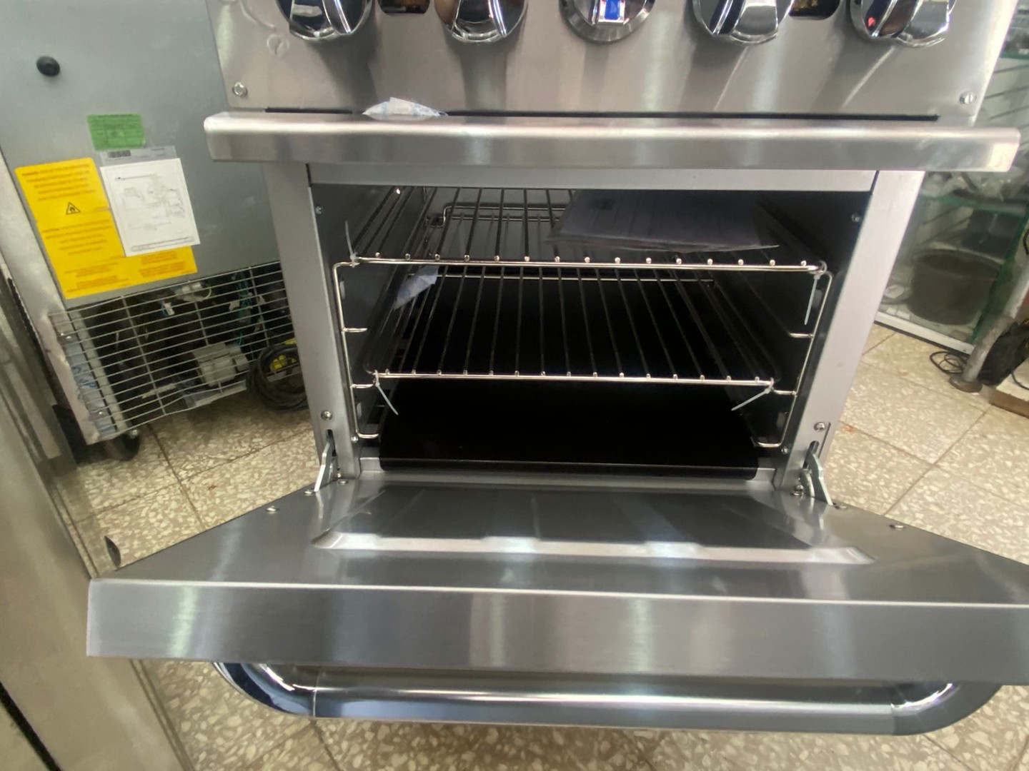 equipos profesionales - Estufa de 6 Hornillas con Horno  3