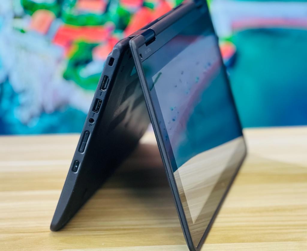 computadoras y laptops - Laptop Lenovo yoga 11e touch core i3 7ma gen 2.40GHz 8GB ram 1