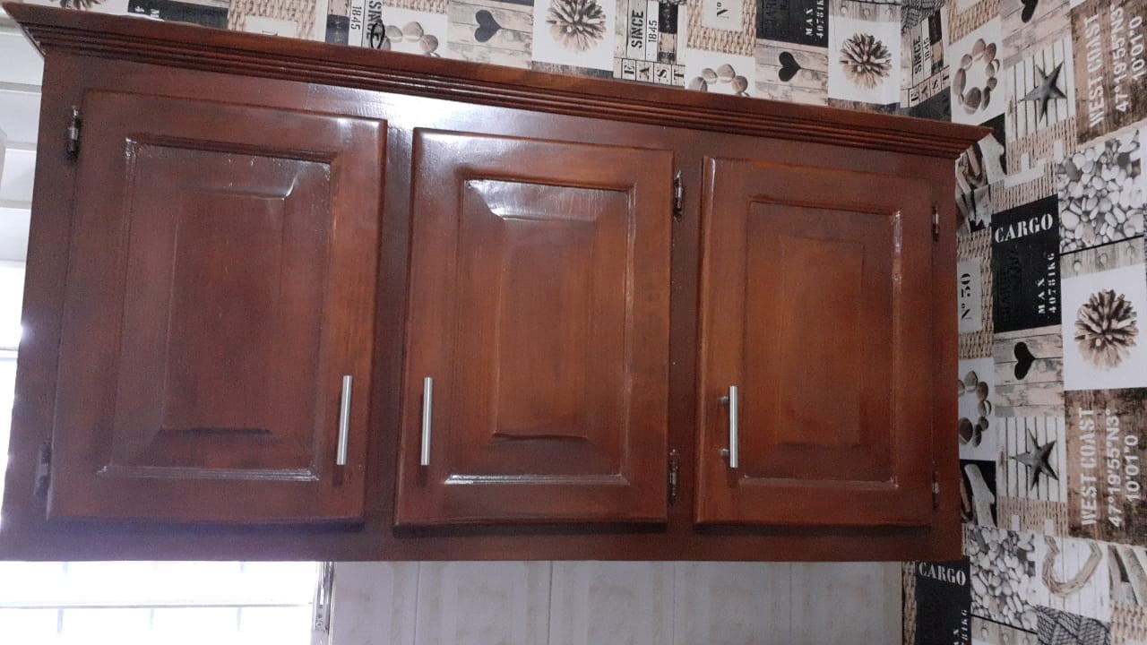 cocina - Gabinete de tres puertas de pared y gabinetes de meseta 